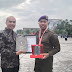 Komandan Resimen Mahasiswa (Menwa) Satuan 043/Indra Sakti UIR, Muhammad Naufal Marwan menyerahkan Buku Gurindam Kalbu kepada kampus UIR melalui Wakil Rektor III Bidang Kemahasiswaan 
