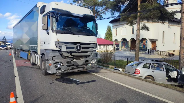 Grav accident rutier la Poiana Stampei. Un bărbat a murit și o femeie este în stare critică după un impact între un autoturism și un camion încărcat cu plăci PAL