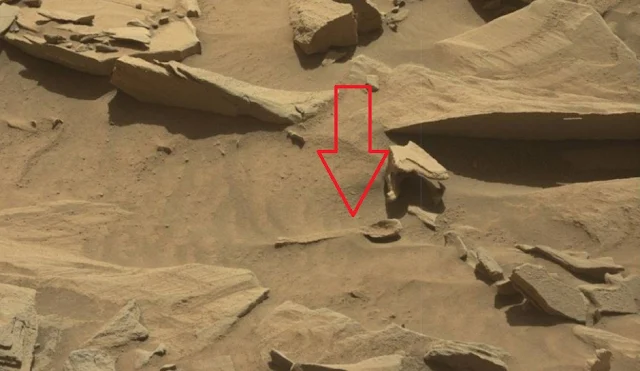 A-huge-giant-spoon-was-discovered-on-Mars-by-NASA-and-the-Mars-Rover.