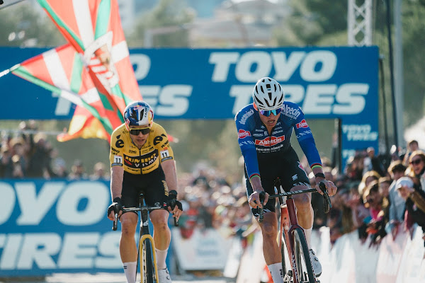 Epica Batalla entre Wout Van Aert y  Mathieu van der Poel en la Copa del mundo de ciclocross de Benidorm