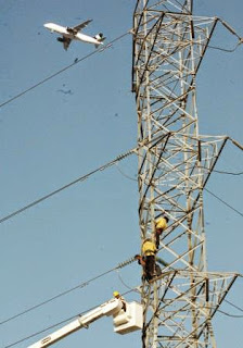 BOMBEROS DE TIJUANA  RESCATAN  A JOVEN QUE INTENTABA LANZARSE DE TORRE DE ALTA TENSIÓN EN EL PIPILA 