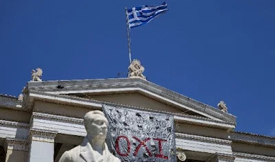 στο ελληνικό δημοψήφισμα του 2015. Η εικόνα αποτυπώνει την ατμόσφαιρα και τις  διαδηλώσεις που πραγματοποιήθηκαν στην Αθήνα κατά την περίοδο πριν από το δημοψήφισμα.