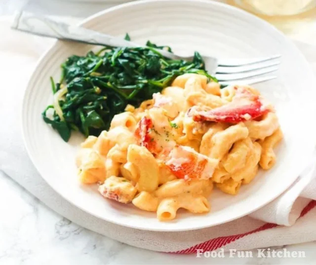 DELICIOUS LOBSTER MAC AND CHEESE