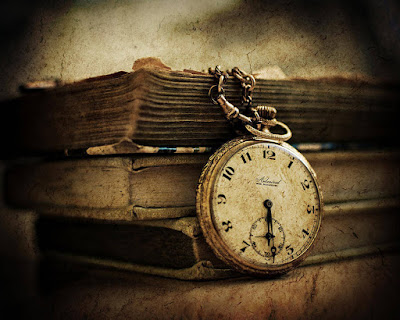 Παλιό ρολόι χειρός και βιβλία / Old clock and books