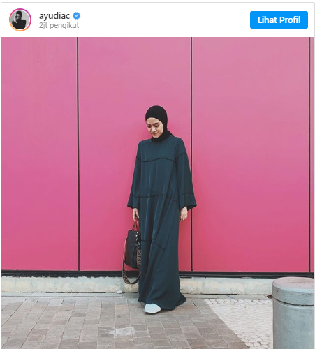 OOTD Hijab Simple dan Stylish ala Ayudia Bing Slamet