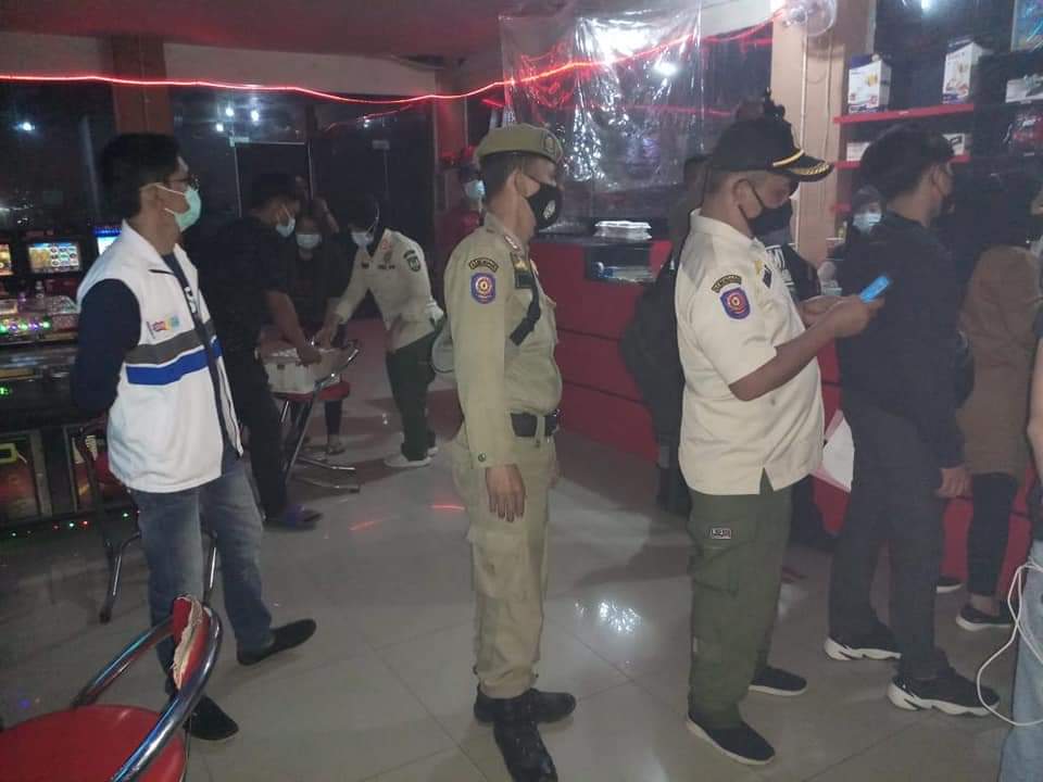 Pemko Batam Himbau Gelper Patuhi Protokol Kesehatan BATAM, Infokepri.com - Pemerintah Kota (Pemko) Batam secara rutin turun ke lapangan melakukan patroli protokol kesehatan. Tak hanya menyasar kepada masyarakat saja, tapi juga tempat-tempat usaha.  Kepala Satpol PP Kota Batam, Salim mengatakan pihaknya  bersama dengan TNI, Polri, Ditpam BP Batam dan OPD terkait rutin menggelar patroli.   "Dua malam kita turun berturut-turut menyasar tempat-tempat permainan atau Gelper," kata Salim, Jumat (2/4/2021).  Hasil patroli para pelaku masih didapati tidak mematuhi protokol kesehatan sebagaimana diatur dalam Perwako 49/2020, terutama terkait dengan pengaturan jarak.  Karena itu pihaknya mengaku langsung melakukan imbauan kepada pelaku usaha agar selalu mematuhi protokol kesehatan. Dengan menggunakan masker, mencuci tangan dan menjaga jarak.  Kemudian, juga memberikan peringatan secara tertulis terhadap pemilik usaha Gelper yang berada di Kecamatan Lubuk Baja. Diantaranya Gelper Saga Game dan City Hunter Game.  "Apabila setelah peringatan tertulis masih diulangi lagi maka sanksi akan dtingkatkan berupa sangksi sosial, denda materi atau bahkan mencabut izin usaha," katanya. (Ril)