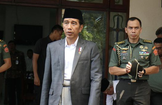 Bersarung, Malam Tahun Baru Jokowi Santap Makanan Kaki Lima