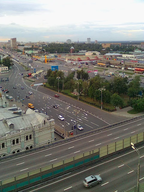 вид из гостиницы Holiday Inn Suschevsky, Рижская площадь, проспект Мира, Новорижская эстакада, Ярмарка аудио- и видеотехники (Рижский радиорынок)