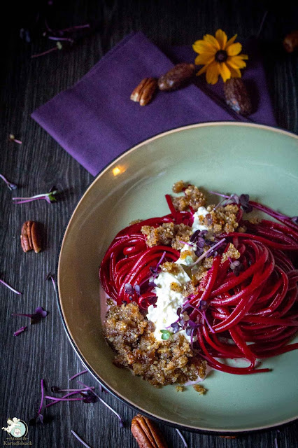 Rote Beete Nudeln mit Nusspesto 