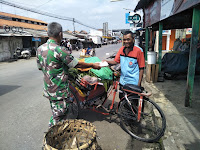 Peduli Sesama, Babinsa Kodim 0712 Tegal Bagikan Nasi Kotak Dan Berikan Himbauan Prokes