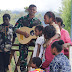 Satgas Yonif Raider 321/GT/13/1 Kostrad Berbagi Kebahagiaan Dengan Anak-anak Di Pedalaman Papua