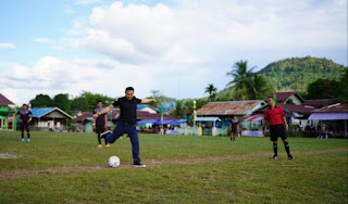 Bupati Kapuas Hulu Buka Turnamen Sepakbola dan Voli Cendrawasih di Desa Mentawit