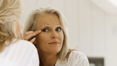 Skincare-Routine-To-Follow-in-Your-50s  old woman wrinklesامرأة عجوز الخمسينات جددي نضارة بشرتك بهذه الخطوات