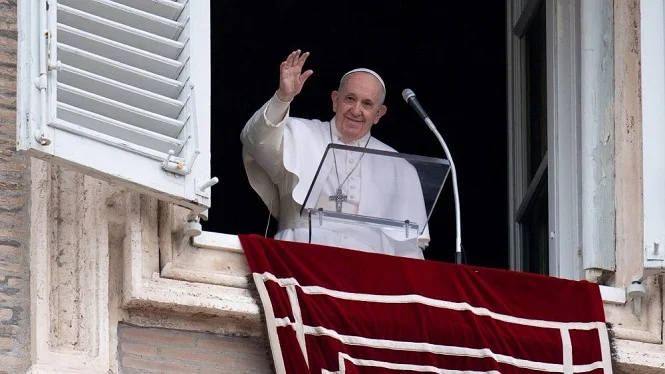 Crisis en el Vaticano: El Papa le bajó el sueldo a los cardenales