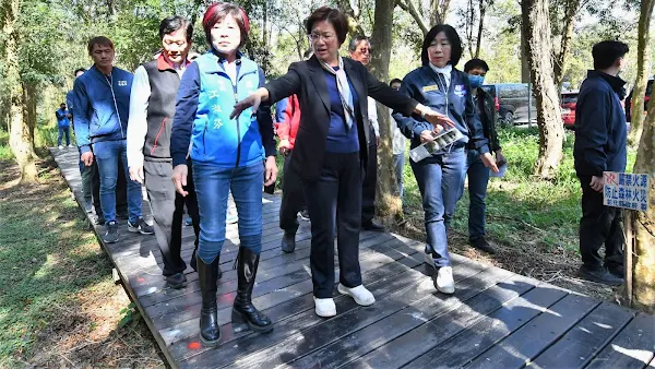 ▲彰化縣長王惠美縣府團隊今日邀請各級民代及鄉親等一同前往溪州公園森林木棧道區進行視察，關心進度與改善效果。（彰化縣政府提供）