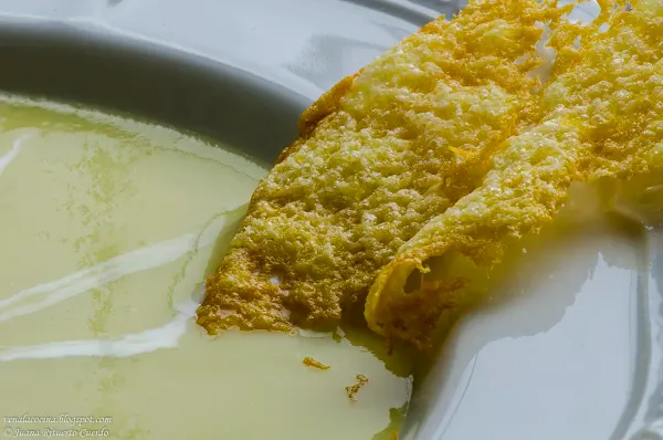 Crema de puerros y patata con galleta crujiente de parmesano