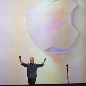 Apple, la scommessa della Mela: Watch e iPhone, ma soprattutto servizi