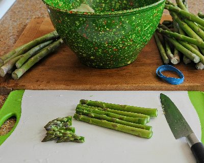 How to Remove Woody Ends from Asparagus, step-by-step and video ♥ AVeggieVenture.com. There's a rhythm! Bend, Bend, Snap! Bend, Bend, Snap!