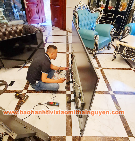 Hình ảnh thực tế Thợ đang sửa tivi xiaomi tại nhà ở Thái Nguyên 3