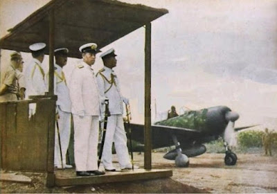 Potret laksamana Isoroku Yamamoto beserta petinggi militer Jepang lainnya yang sedang menginspeksi latihan para pilot, dirinya menjadi panglima di dalam front Pasifik dan sayangnya memang tewas pada tahun 1943 setelah pesawat yang ditumpanginya tertembak jatuh oleh pesawat AS.