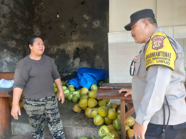 “Blusukan” Sambangi Pedagang Di Pinggir Jalan, Bhabin Singakerta Berikan Pesan Kamtibmas