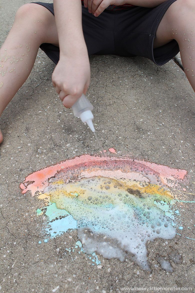 Fizzy sidewalk chalk paint - baking soda and vinegar experiments