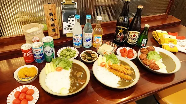 ▲青年張閔皓說，「美保咖哩」是他與女朋友共同創立的，目前店內也有販售酒類，希望夜間營造出「深夜食堂」的概念氛圍，此外也同時販賣相關周邊商品包括衣服、襪子，吸引了許多外縣市的朋友前來員林購買。（記者林明佑攝）
