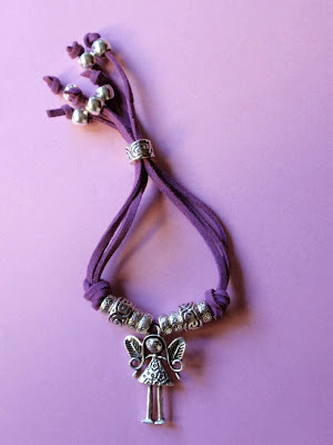 Pulsera ajustable en antelina color morado colgante de hada