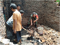 Anggota Koramil Lebaksiu Bantu Bersihkan Rumah Warga Yang Tertimpa Kebakaran