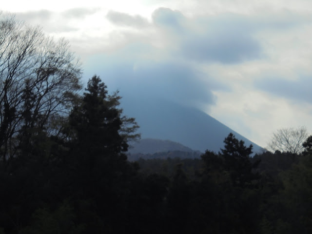 大山が雲に覆われています