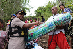 Kapolres didampingi Personil dan Bhayangkari Berikan Bantuan Kepada Korban Banjir