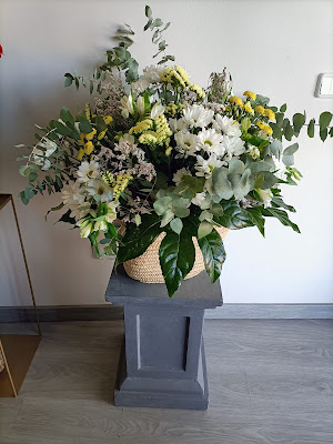 Ramos, centros, cestas, caja con flores en colores alegres para  momentos bonitos de nuestra vida