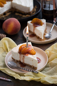 Parts de cheesecake aux pèches
