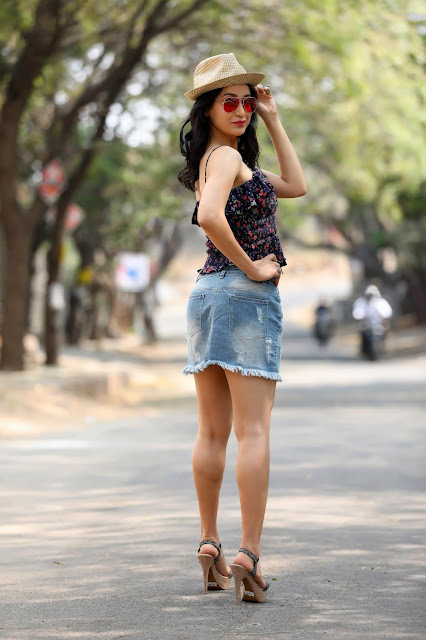 Sakshi Kakkar: Latest glam street photos featuring trendy fashion.