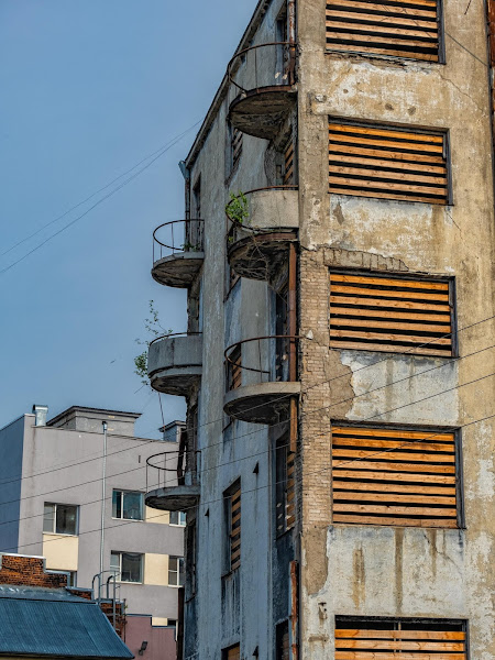 Балконы заброшенного дома
