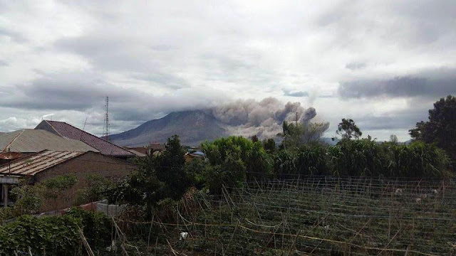 Petit écoulement pyroclastique sur le volcan Sinabung, 15 juillet 2015