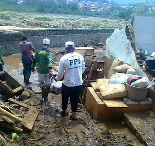 Karena Gak Bakal Masuk TV, Share !! FPI Turun Tangan Bantu Korban Banjir Bandang Garut, Seperti Biasa Tak Masuk TV - Commando