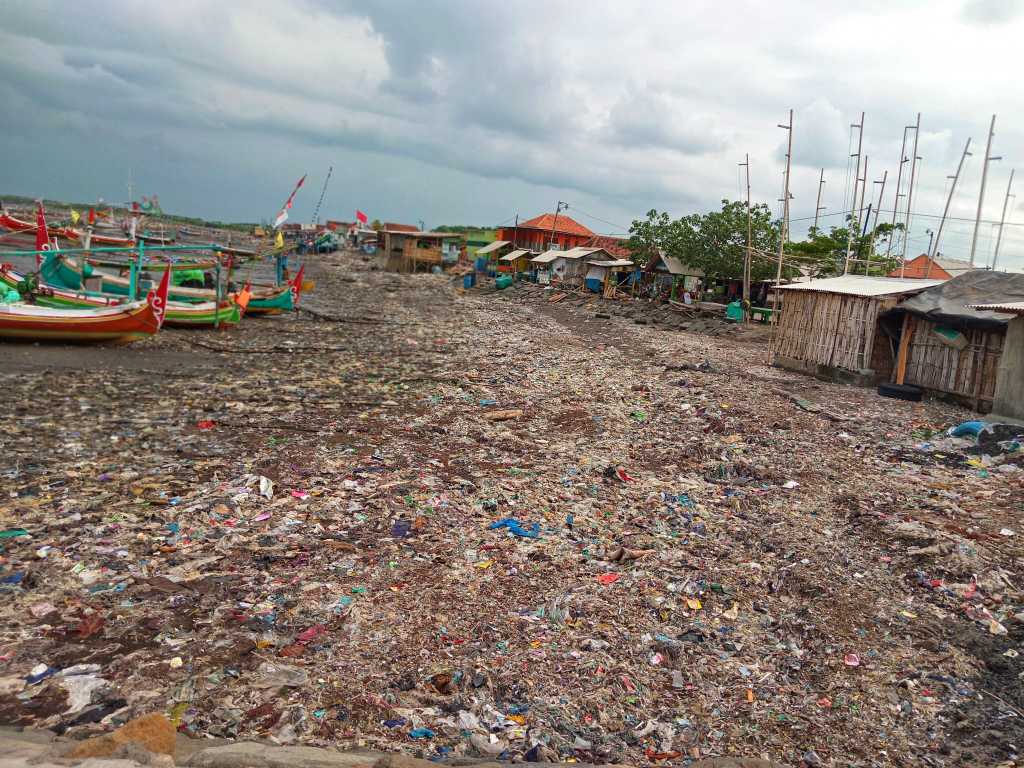 Tumpukan sampah di pesisir Panarukan