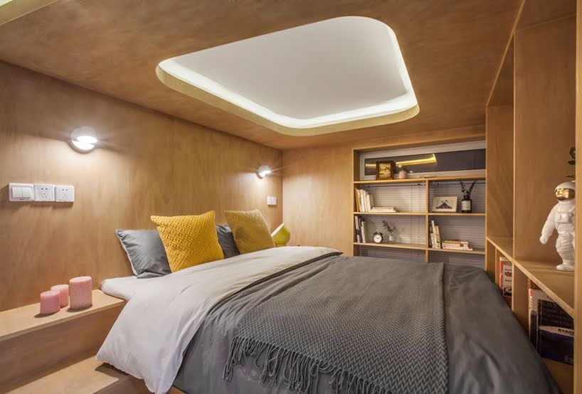 Este pequeño apartamento tiene una cama elevada dentro de una caja de madera
