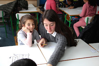 Alumnos de ESO de Cruces y de Infantil de Juan Ramón Jiménez aprenden juntos matemáticas