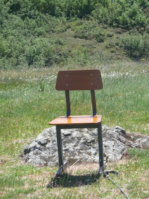 silla de formica vacía en medio del campo