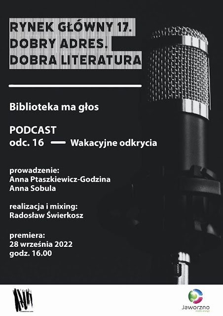 Na czarnym tle duży mikrofon. Napis: Rynek Główny 17. Dobry adres. Dobra literatura. Biblioteka ma głos. Podcast odcinek 16 – Wakacyjne odkrycia. Prowadzenie: Anna Ptaszkiewicz-Godzina, Anna Sobula. Realizacja i mixing: Radosław Świerkosz. Premiera: 28 września, godzina 16.00. Poniżej logotypy: MBP w Jaworznie, Jaworzna – źródła energii.