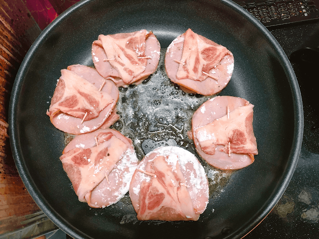フライパンにオリーブオイル、バター、粉をまぶした豚肉を並べてから中火にかけ、焼きます。