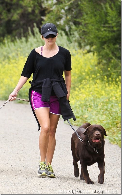 Reese Witherspoon Hot Pics with Pets 4
