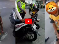 Takut Sepeda Motornya Diambil, Reaksi Bocah Ini Buat Polisi tak Kuat Menahan Tawa.