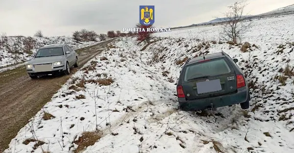 Urmărire pe câmpurile dintre Suceava și Pătrăuți după o mașină cu numere false. Șoferul nu avea permis de conducere și a fost reținut în arest