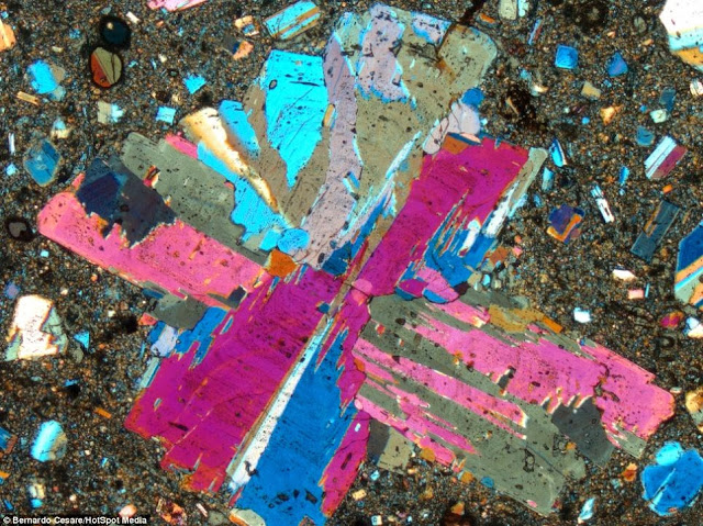 Batu kerikil dilihat bawah mikroskop nampak warna-warni