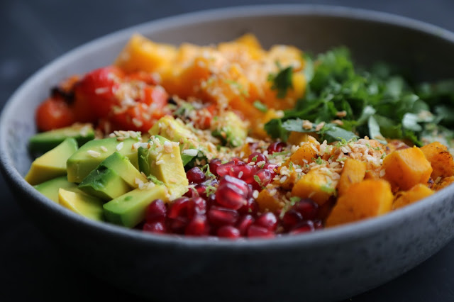 buddha bowl , huile de coco, avocat , grenade, mangue ,noix de coco