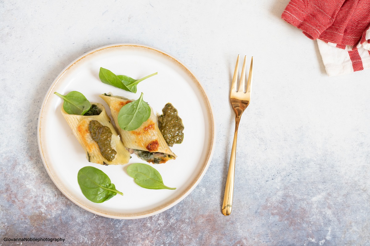 Pennoni con crescenza e spinaci e pesto