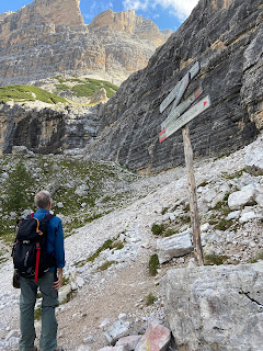 Sign marking 'easy' trail 403 for reaching Rifugio Giussani.